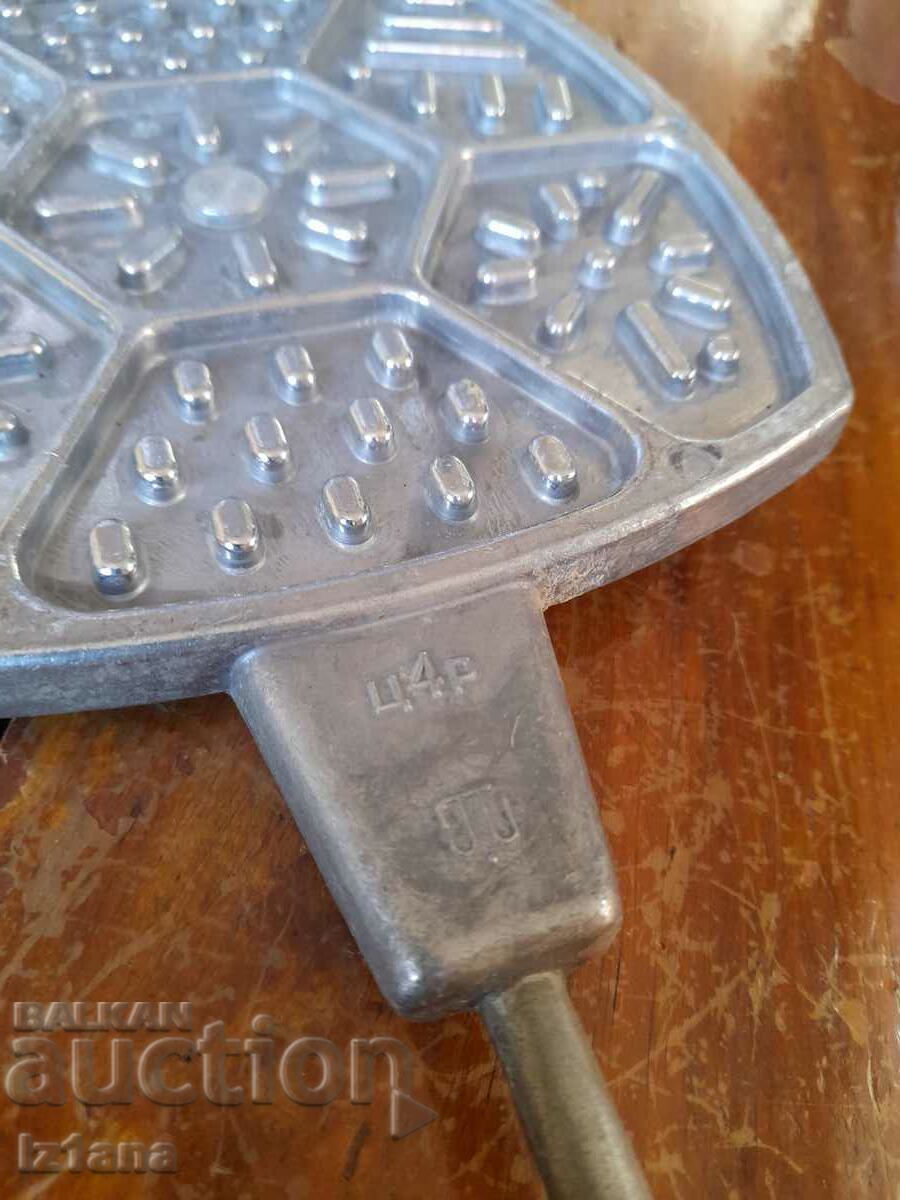 An old cake tin - 5 An old cake tin - 5