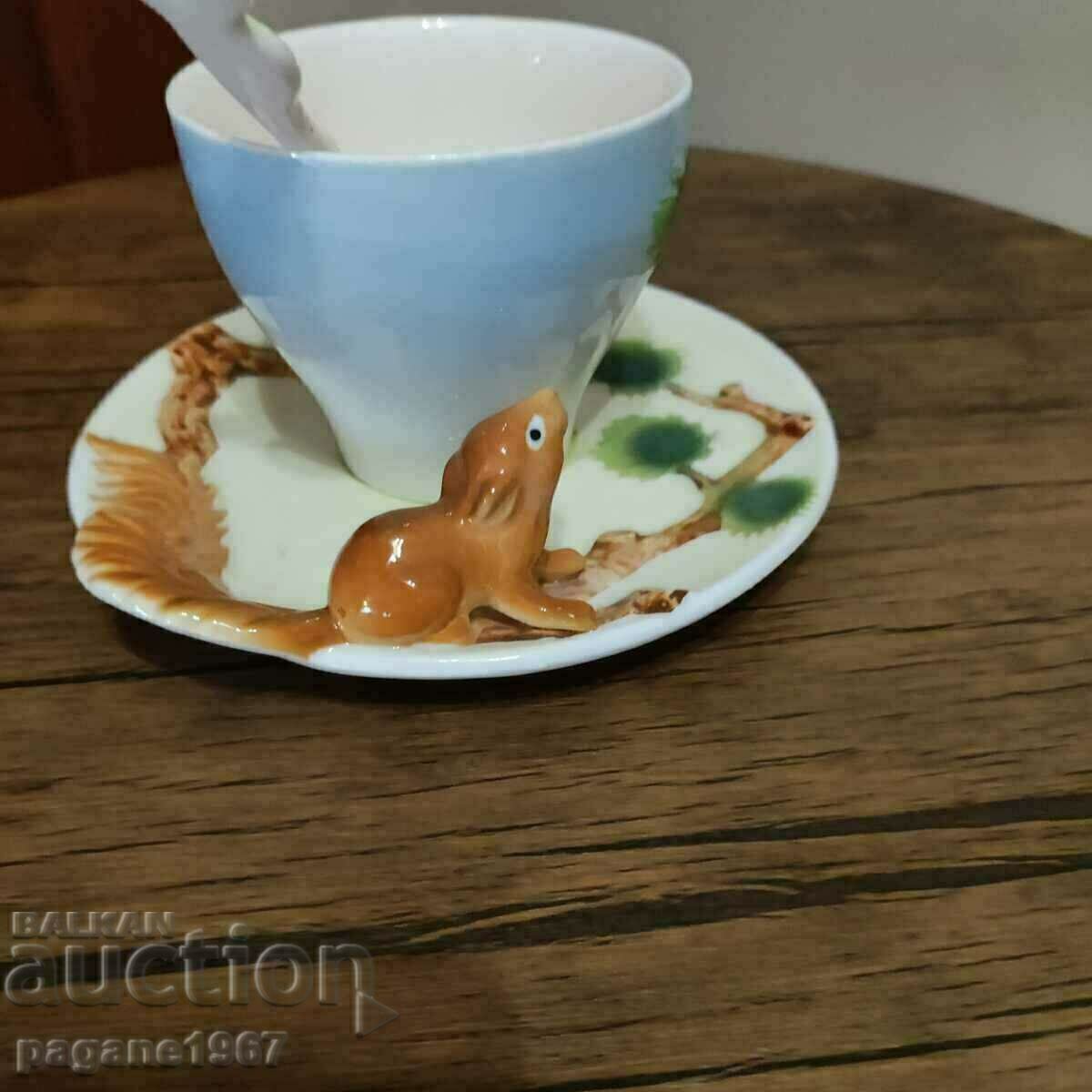 Cana de porțelan de colecție 3D veveriță cu preț 65.00 BGN | € 33.23 Cana de porțelan de colecție 3D veveriță cu preț 65.00 BGN | € 33.23