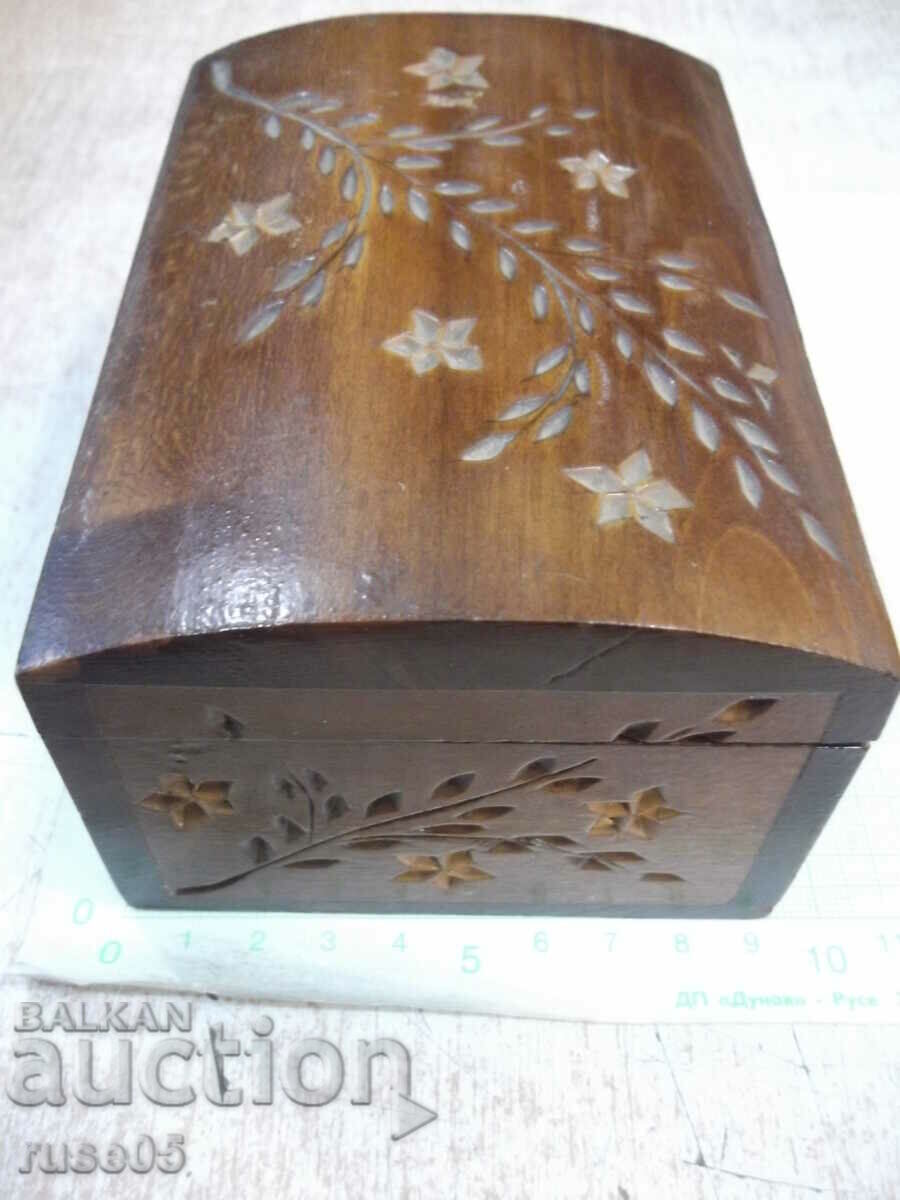 Carved wooden box - 3 - 5 Carved wooden box - 3 - 5