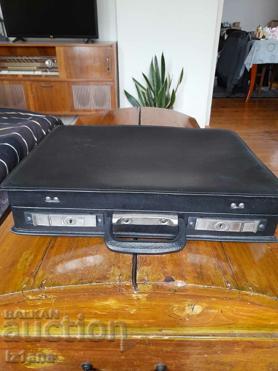 Old Diplomatic briefcase, suitcase with price 45.00 BGN | € 23.01 Old Diplomatic briefcase, suitcase with price 45.00 BGN | € 23.01