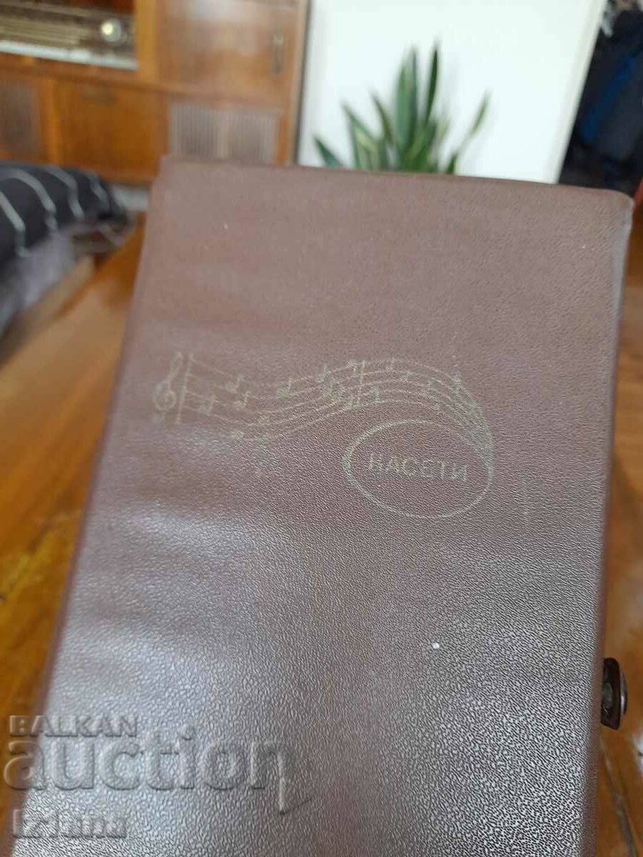 Casetofon vechi, cutie pentru casete cu preț 40.00 BGN | € 20.45 Casetofon vechi, cutie pentru casete cu preț 40.00 BGN | € 20.45