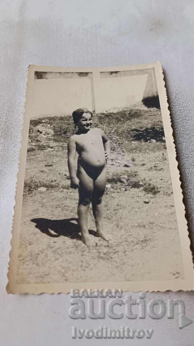 Снимка София Момиченце на плажа в Овча купел 1945
