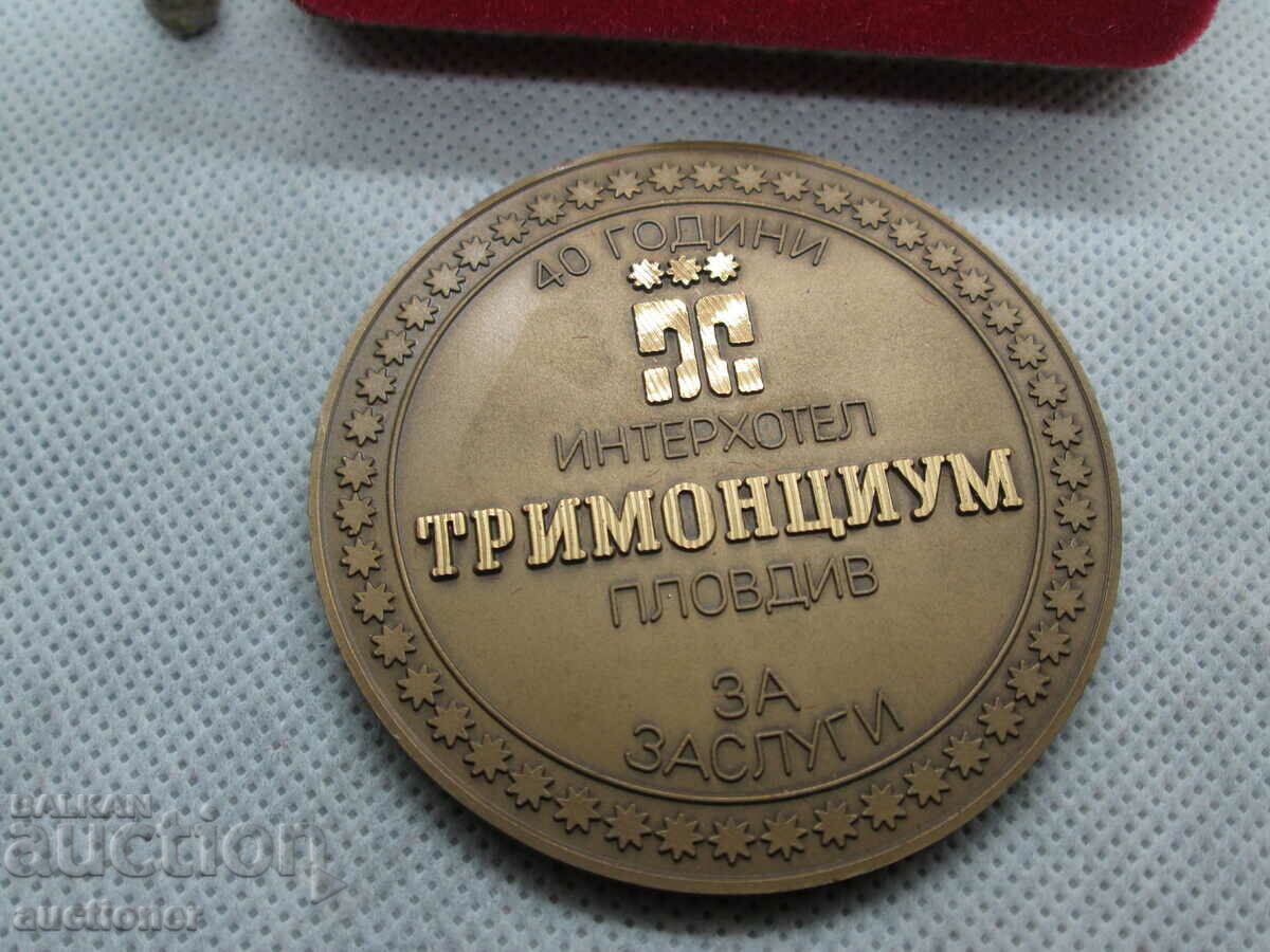 Delivery of VERY RARE PLAQUE 40 YEARS INT. HOTEL TRIMONTIUM FOR MERIT Delivery of VERY RARE PLAQUE 40 YEARS INT. HOTEL TRIMONTIUM FOR MERIT