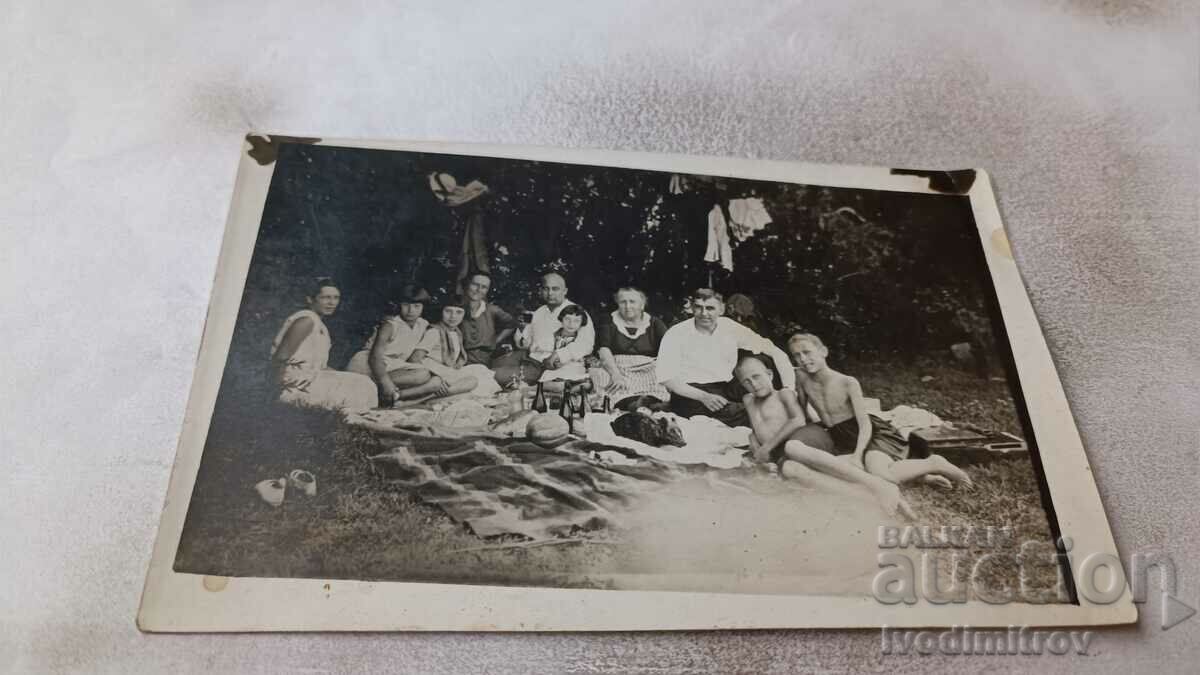 Φωτογραφία Άνδρες γυναίκες και παιδιά σε ένα πικνίκ στο γρασίδι