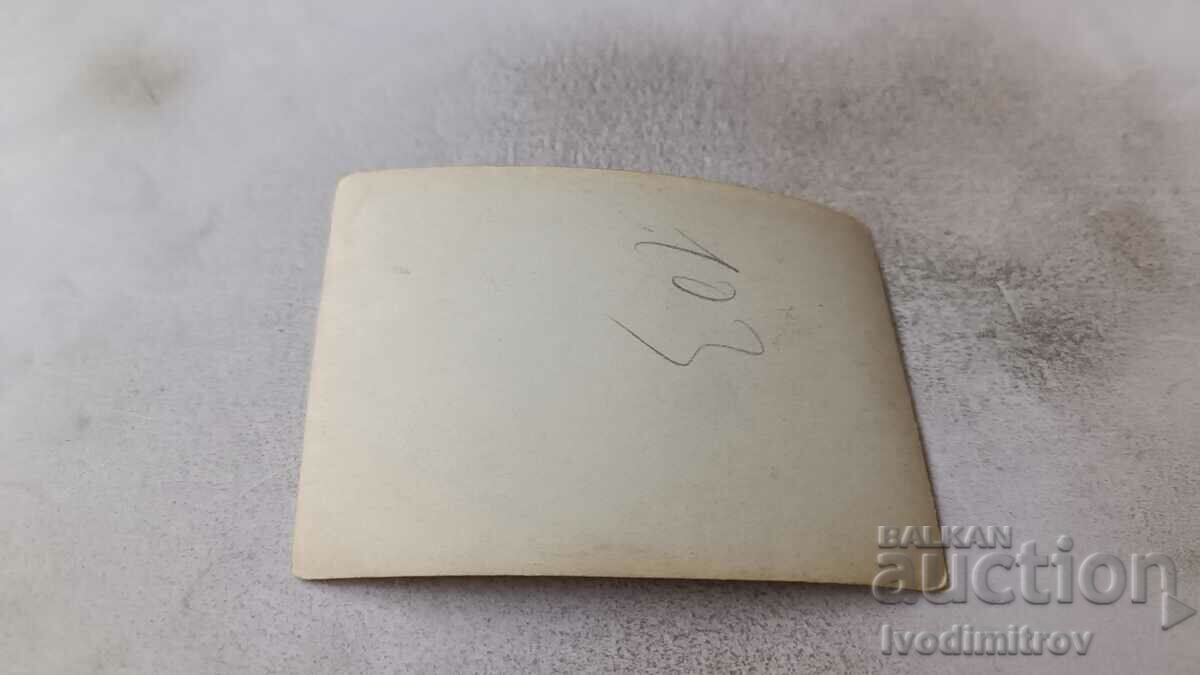 Φωτογραφία Νεαρή γυναίκα σε μια μεγάλη πέτρα στη θάλασσα με τιμή 1.85 BGN | € 0.95 Φωτογραφία Νεαρή γυναίκα σε μια μεγάλη πέτρα στη θάλασσα με τιμή 1.85 BGN | € 0.95