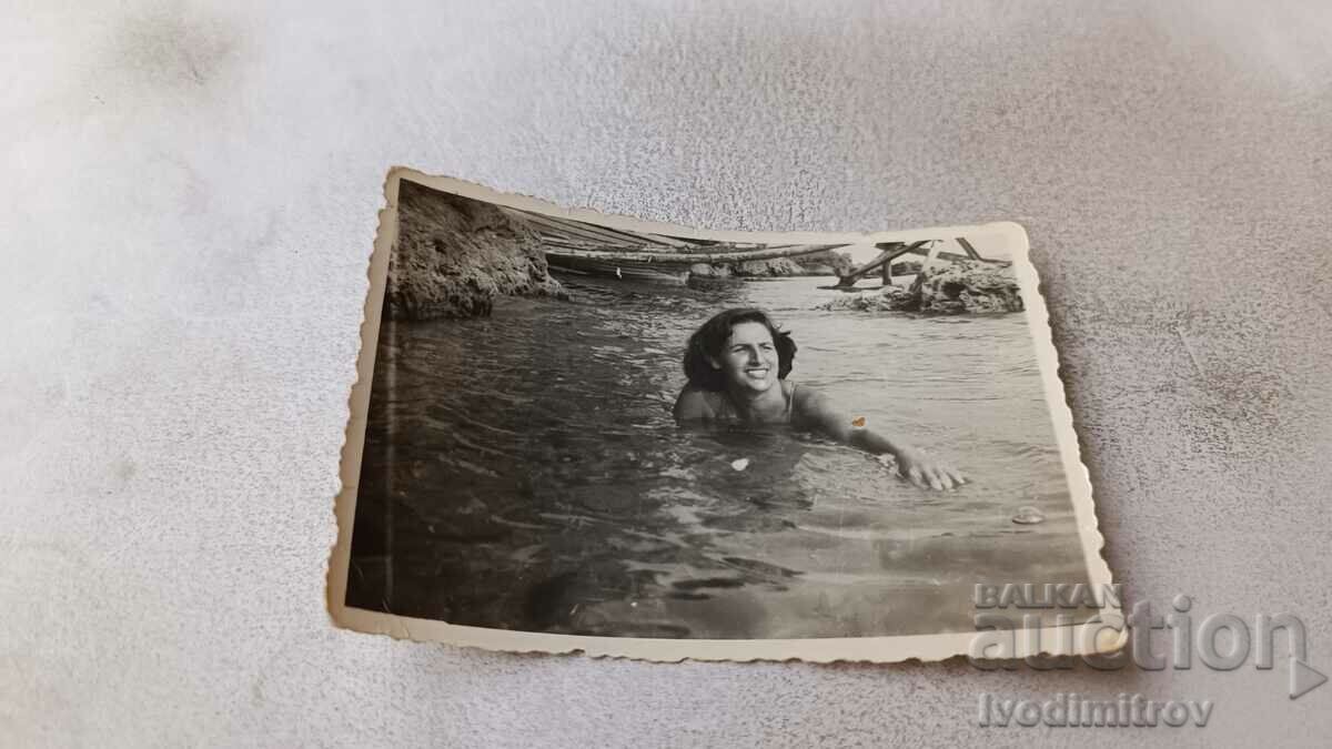 Photo Young woman bathing in the sea