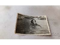 Φωτογραφία Νεαρή γυναίκα που κάνει μπάνιο στη θάλασσα