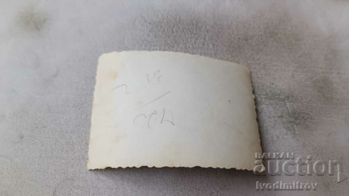 Φωτογραφία Νεαρή γυναίκα στην παραλία με τιμή 1.85 BGN | € 0.95