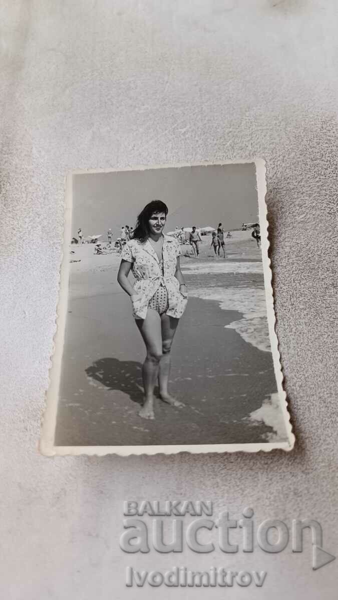 Φωτογραφία Νεαρή γυναίκα στην παραλία