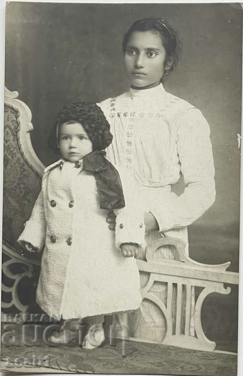Photograph from 1916 Sofia two girls