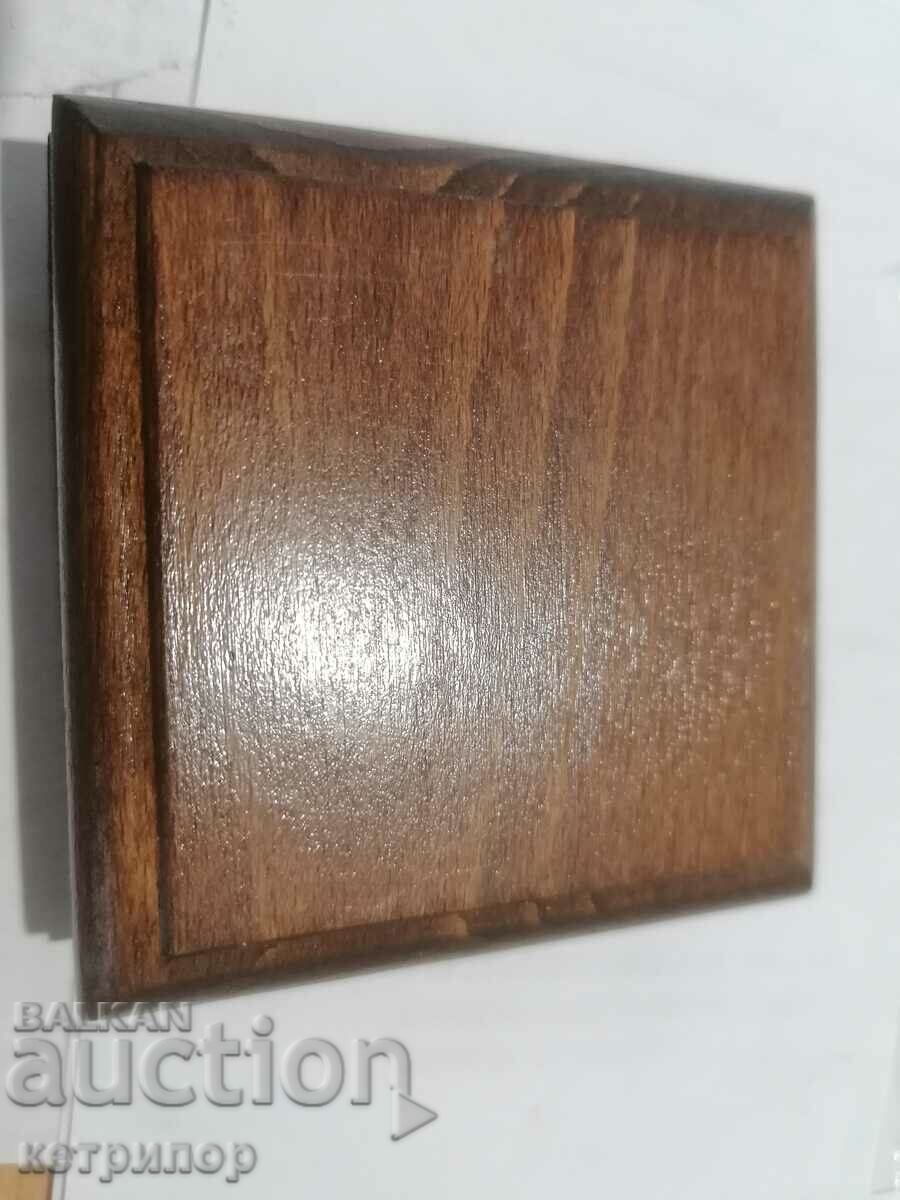 Auction  Bnb wooden box for coin 34mm