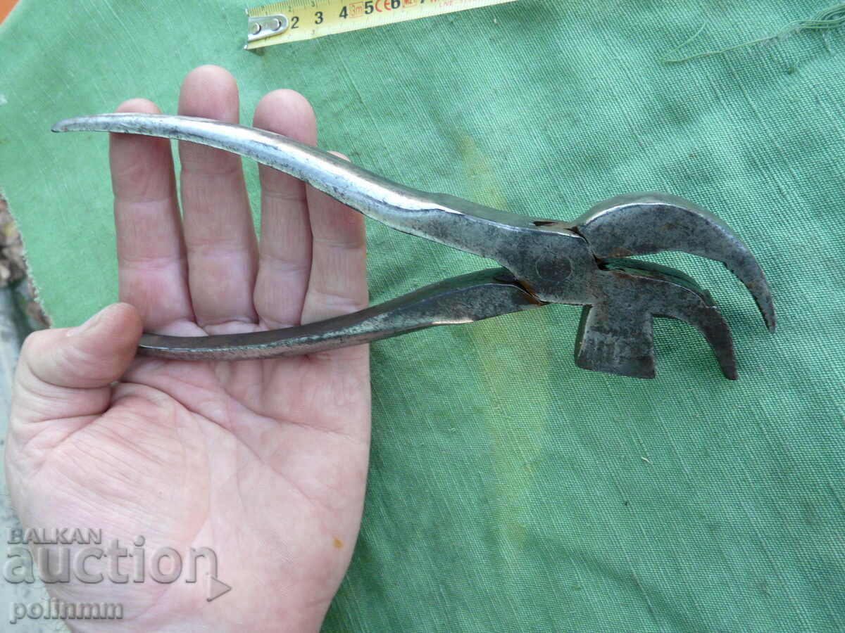 Delivery of Old German shoemaker's tongs Delivery of Old German shoemaker's tongs