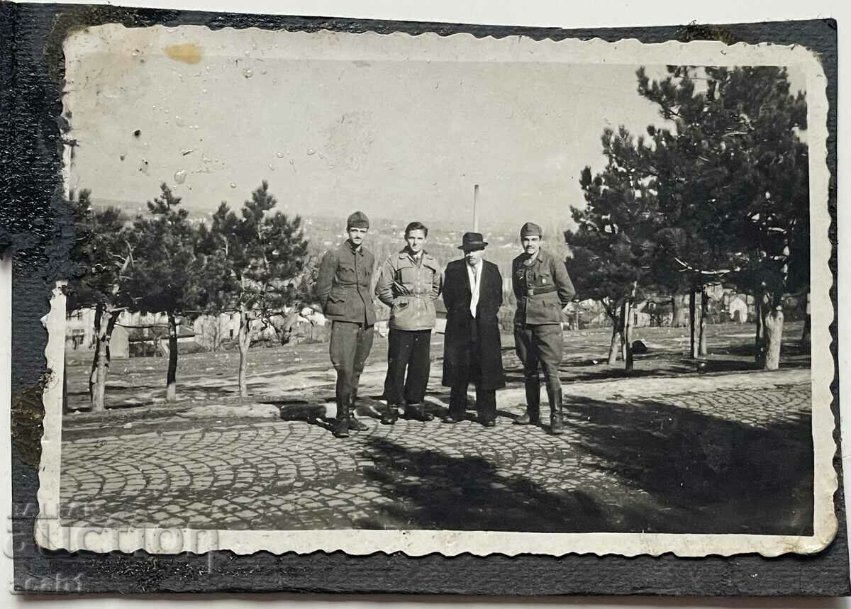 Soldiers in the background of Sofia 40 te
