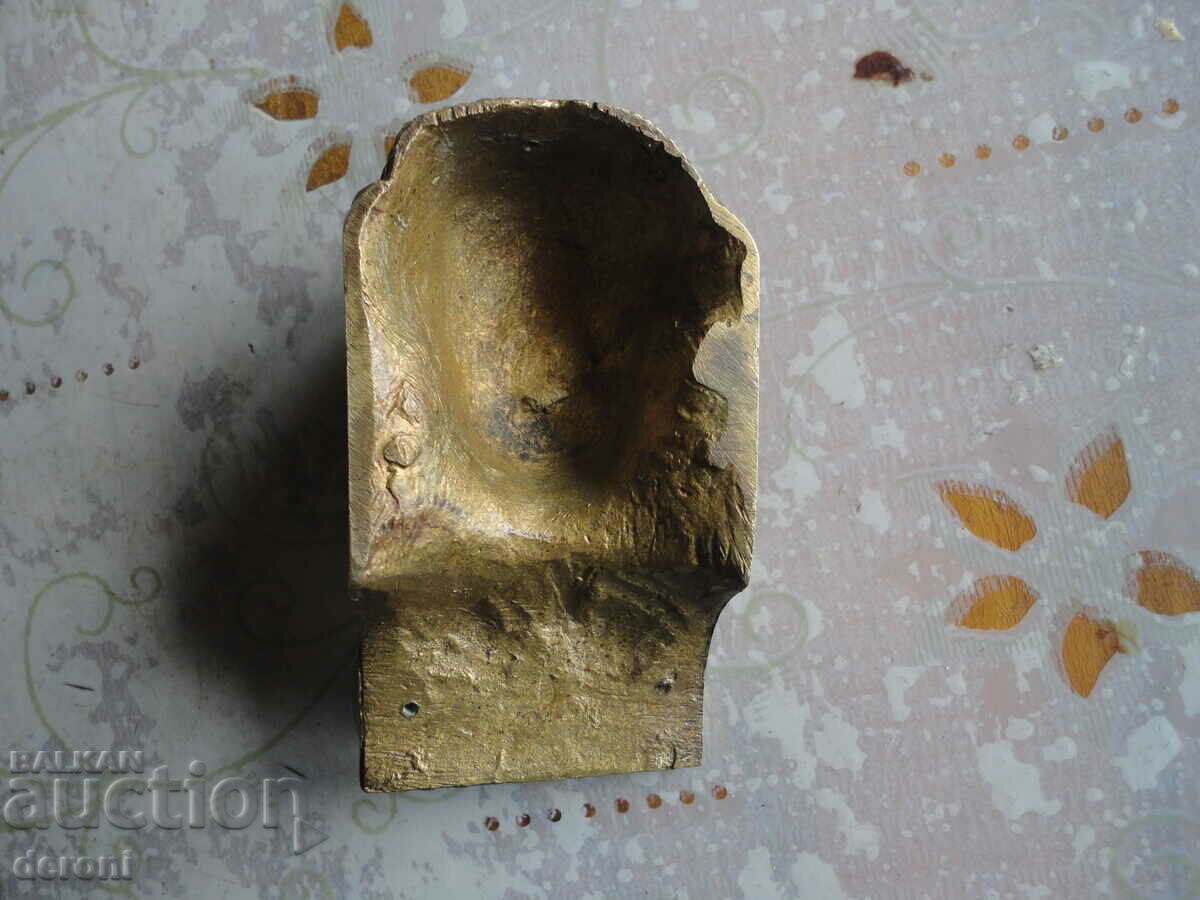 Delivery of Ancient bronze sculpture of a pharaoh Delivery of Ancient bronze sculpture of a pharaoh