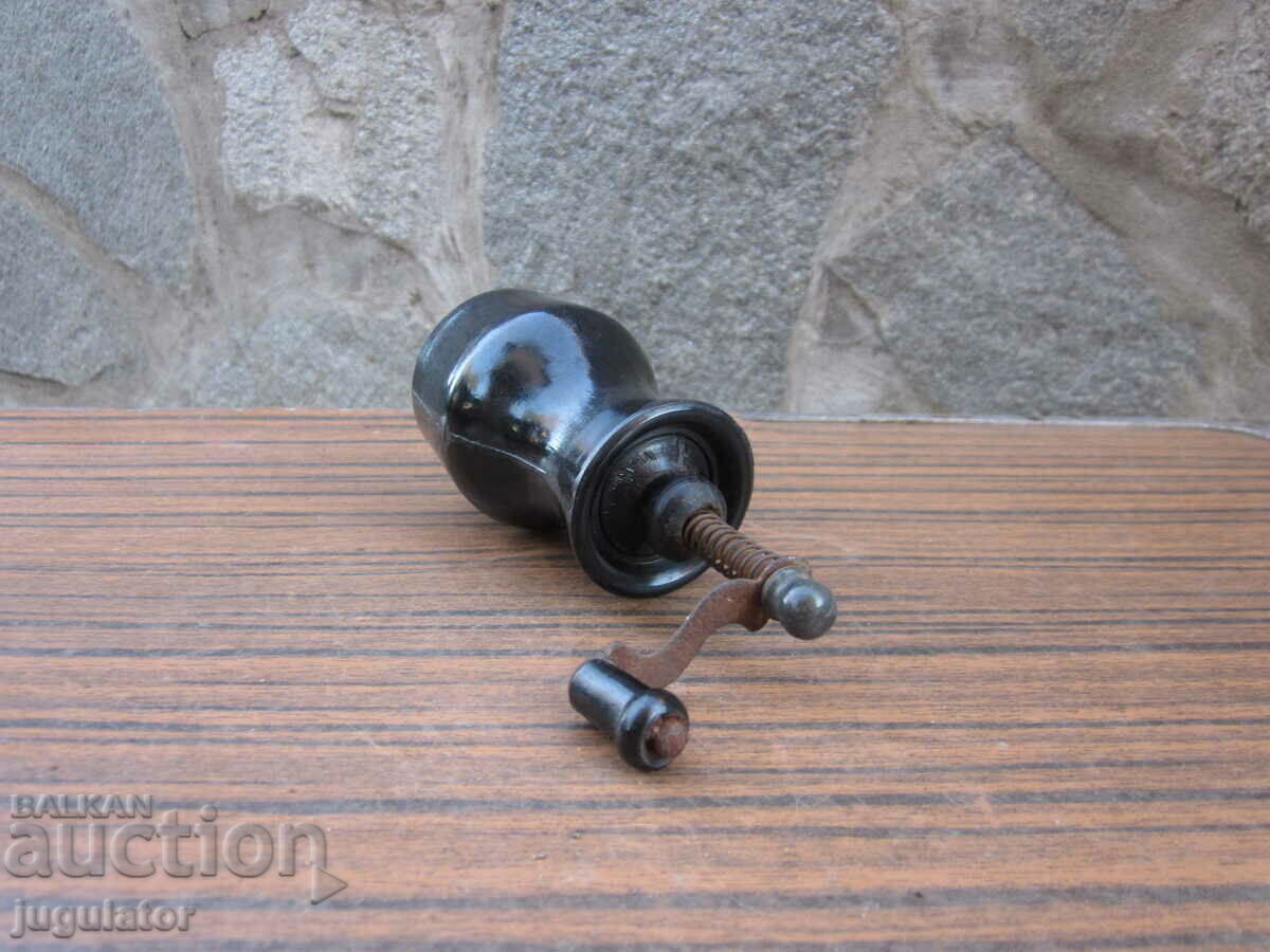 Delivery of old bakelite grinder black popper grinder Delivery of old bakelite grinder black popper grinder
