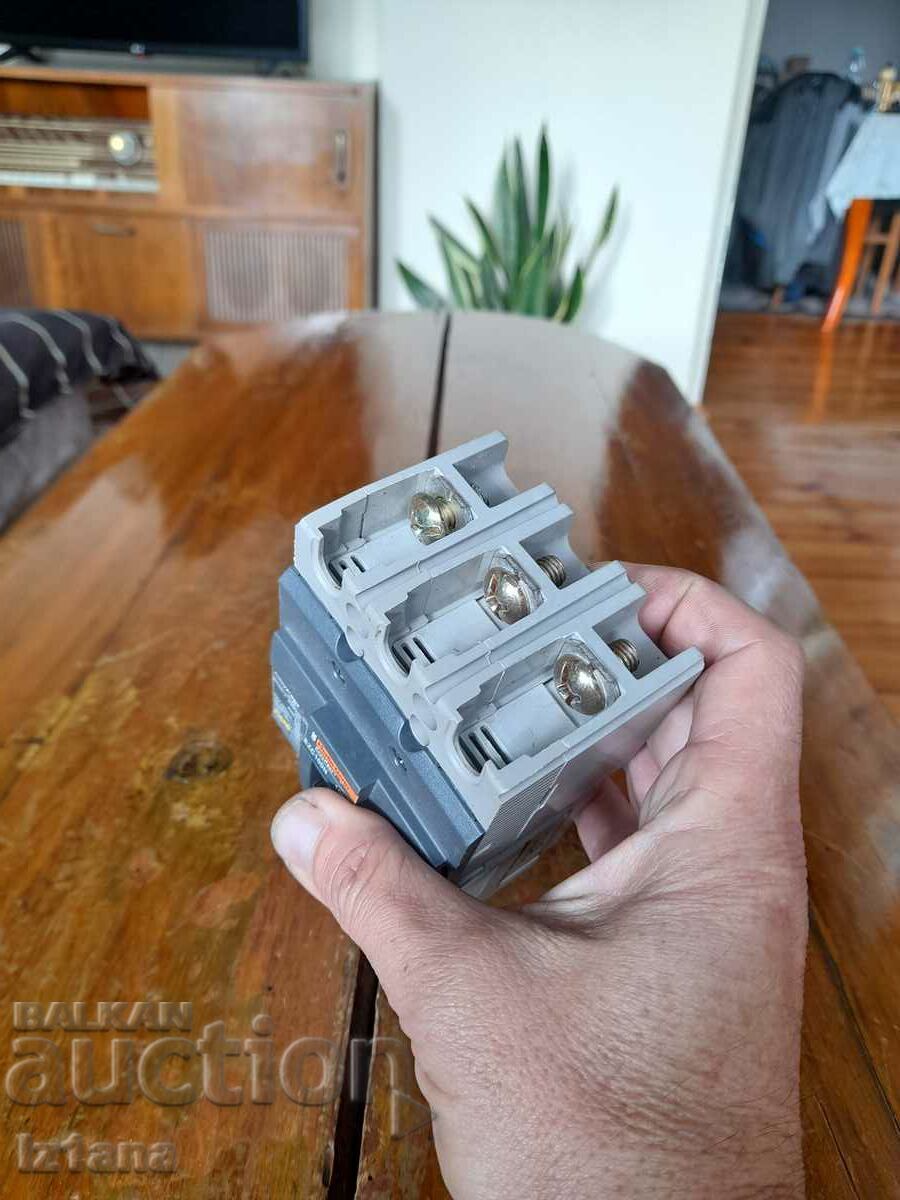 Delivery of Old switch, switch Merlin Gerin EZN100N 100A