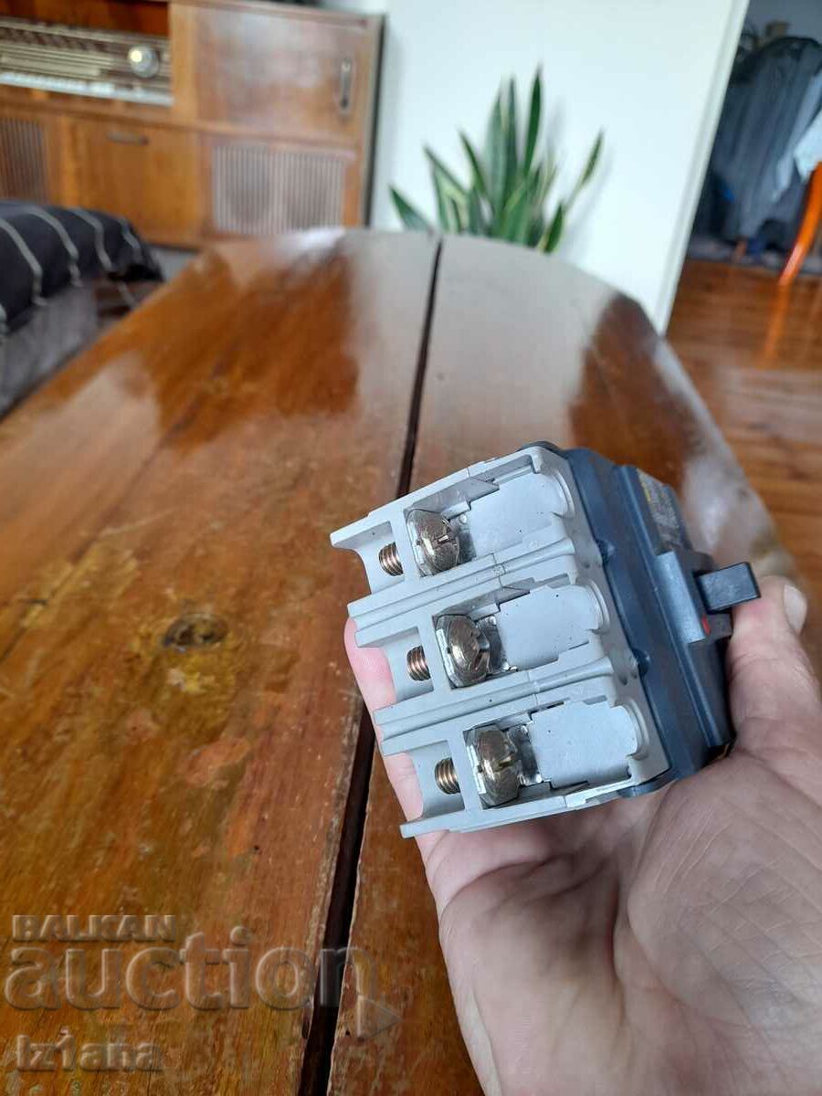 Old switch, switch Merlin Gerin EZN100N 100A - 5