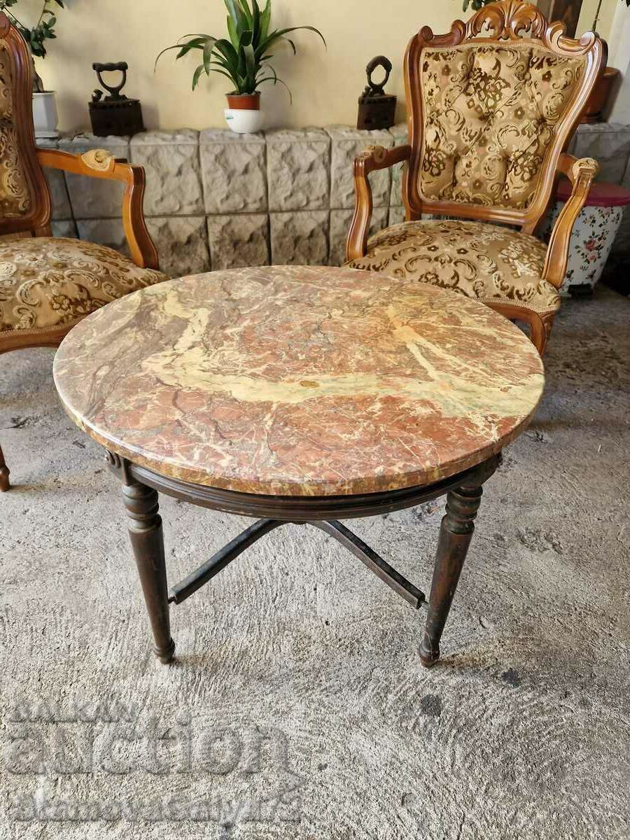 Ένα υπέροχο τραπέζι σαλονιού από μασίφ ξύλο αντίκα με μαρμάρινη επιφάνεια