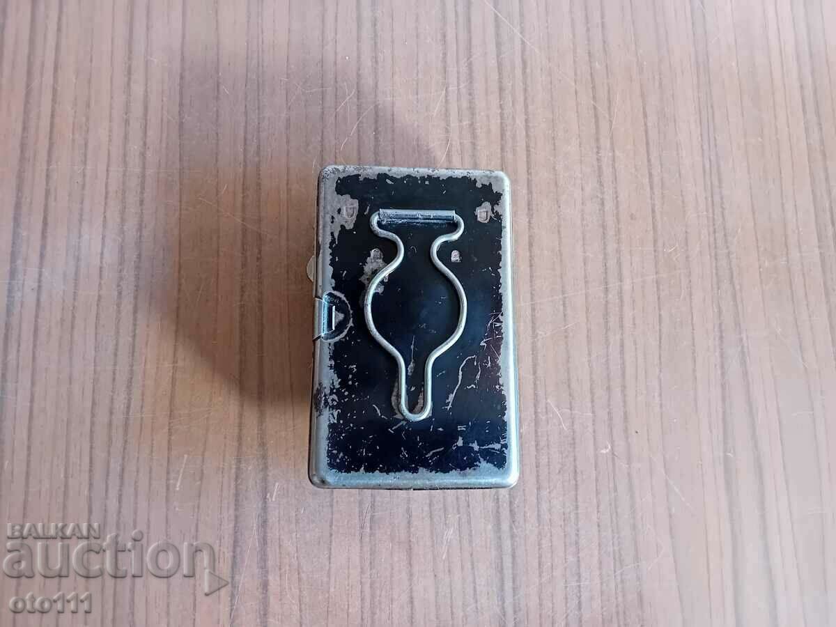 Auction OLD FLASHLIGHT, SPOTLIGHT - DAIMON - WW2 Auction OLD FLASHLIGHT, SPOTLIGHT - DAIMON - WW2