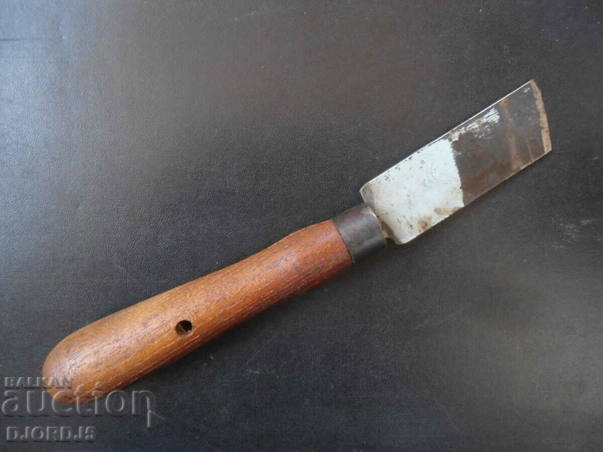 Стар дърводелски инструмент, длето, нож