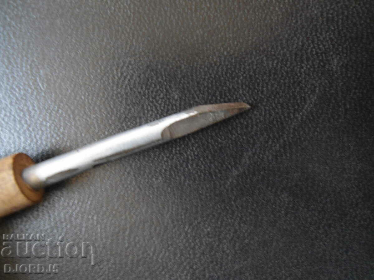 Auction  An old carpentry tool, a chisel
