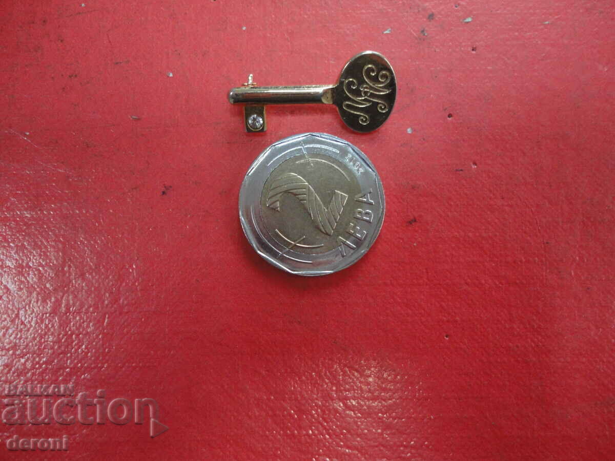Gold-plated key brooch with stone with price 10.00 BGN | € 5.11 Gold-plated key brooch with stone with price 10.00 BGN | € 5.11