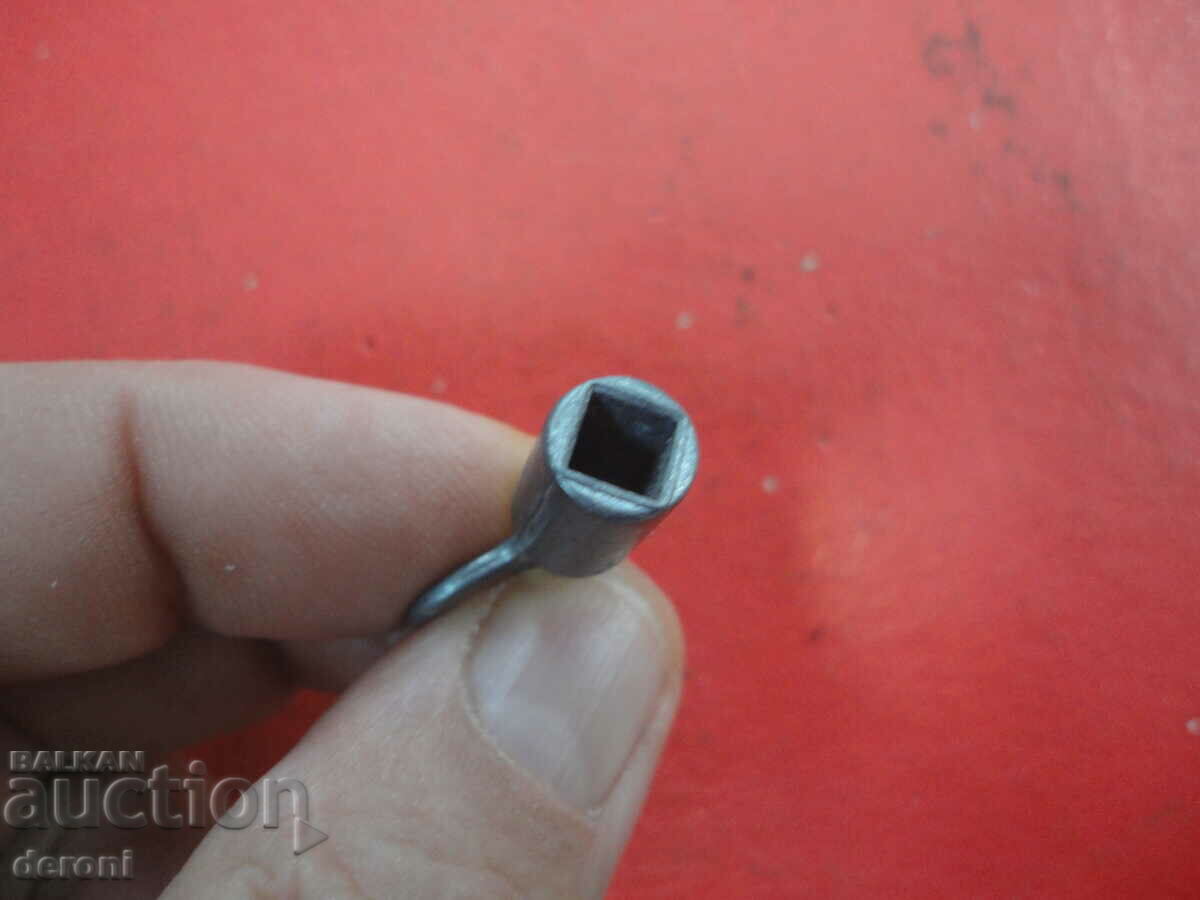 Clock key with price 10.00 BGN | € 5.11 Clock key with price 10.00 BGN | € 5.11