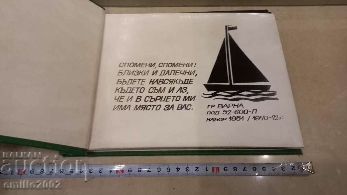 Album foto monument 1972 cu preț 9.00 BGN | € 4.60 Album foto monument 1972 cu preț 9.00 BGN | € 4.60