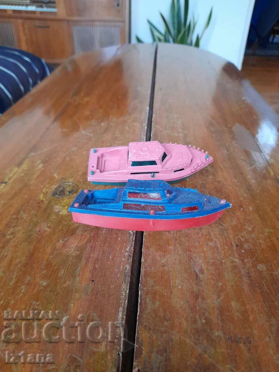 Barcă veche de jucărie, barcă cu motor