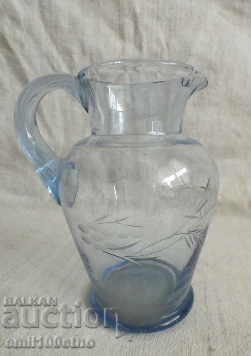 Красива малка ваза гравирано синьо стъкло