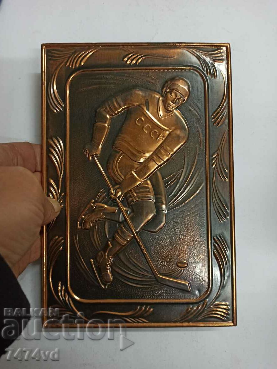 JUCĂTOR DE HOCHEI RUS 1987. PANOUL DE CURU BASRElieful cu preț 40.00 BGN | € 20.45 JUCĂTOR DE HOCHEI RUS 1987. PANOUL DE CURU BASRElieful cu preț 40.00 BGN | € 20.45