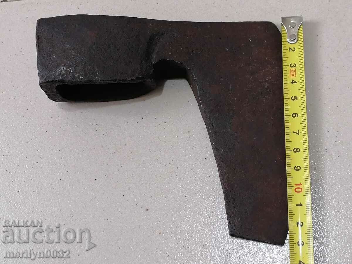 Delivery of Old ax satyr hatchet without sap Delivery of Old ax satyr hatchet without sap