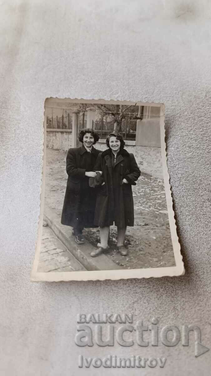 Снимка Плевен Две жени на тротоара 1955
