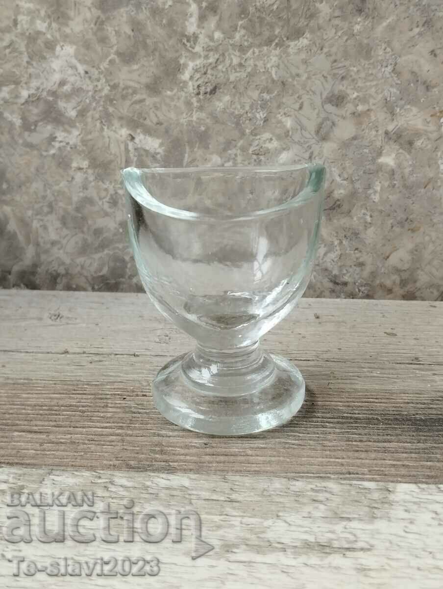 Стара стъклена медицинска чашка за промиване на очи
