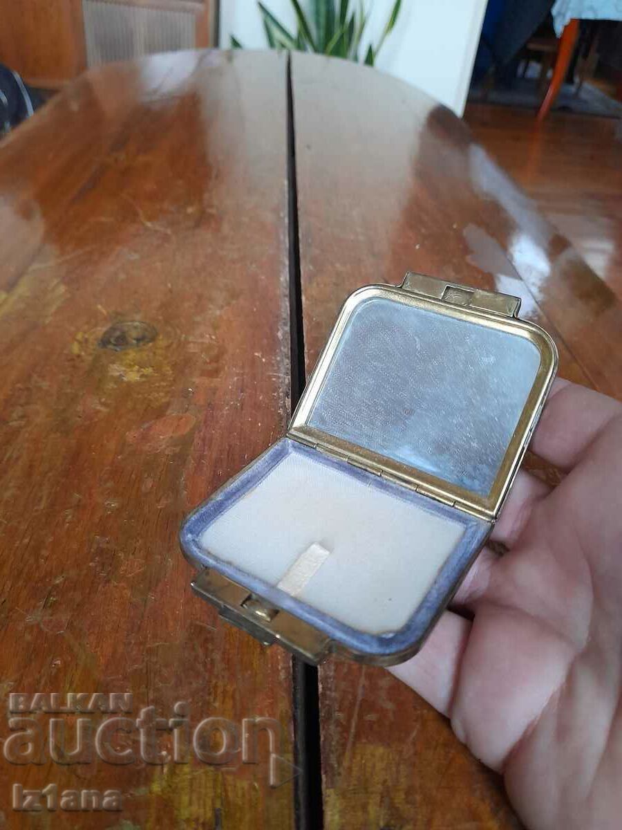 Delivery of Old women's pocket mirror, mirror Delivery of Old women's pocket mirror, mirror