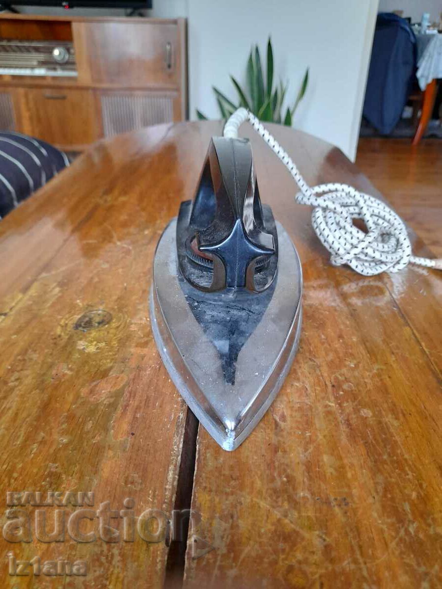 Old electric iron with price 27.00 BGN | € 13.80