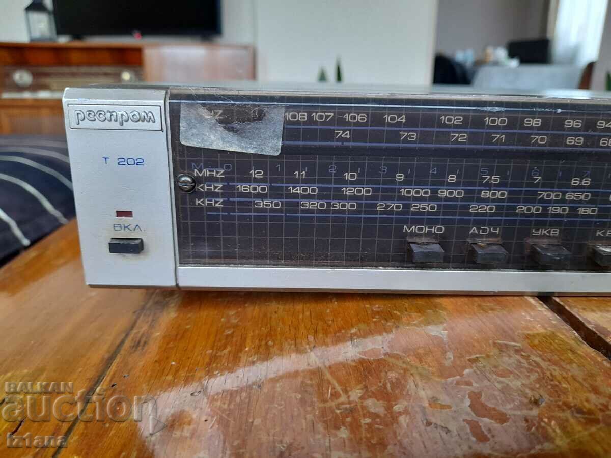 Tuner vechi, radio Resprom T 202 cu preț 110.00 BGN | € 56.24 Tuner vechi, radio Resprom T 202 cu preț 110.00 BGN | € 56.24