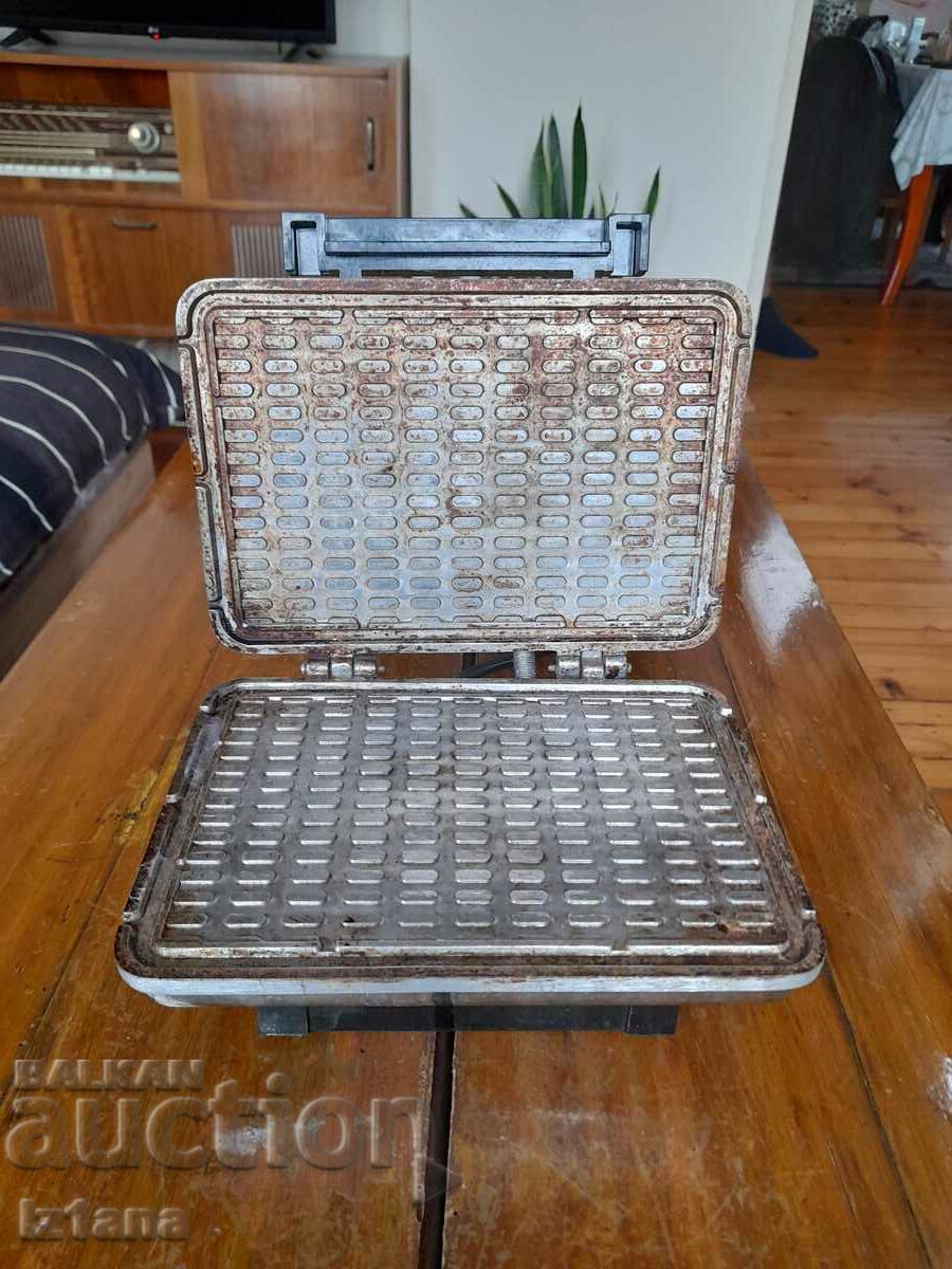 Old waffle maker, toaster with price 50.00 BGN | € 25.56 Old waffle maker, toaster with price 50.00 BGN | € 25.56