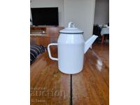 Стар емайлиран чайник