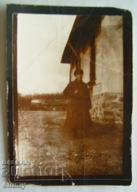 Μια μικρή παλιά φωτογραφία - ένας στρατιώτης με ένα τουφέκι και μια ξιφολόγχη