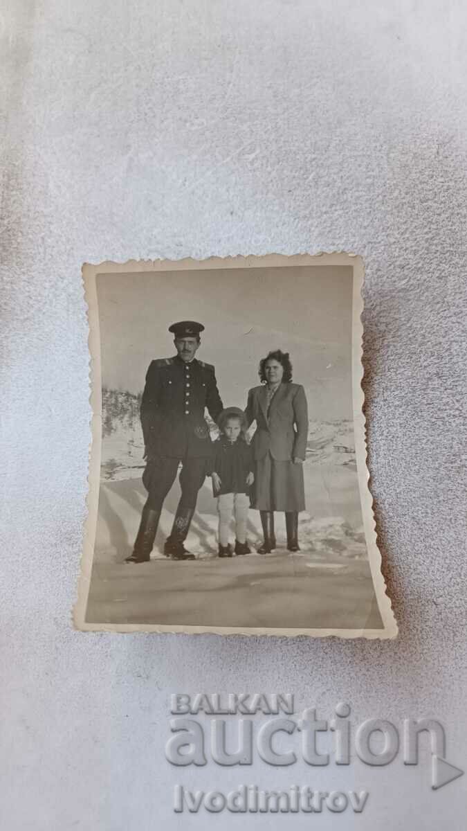 Η κυρία Kirkovo αξιωματικός και ένα κοριτσάκι τον χειμώνα του 1957