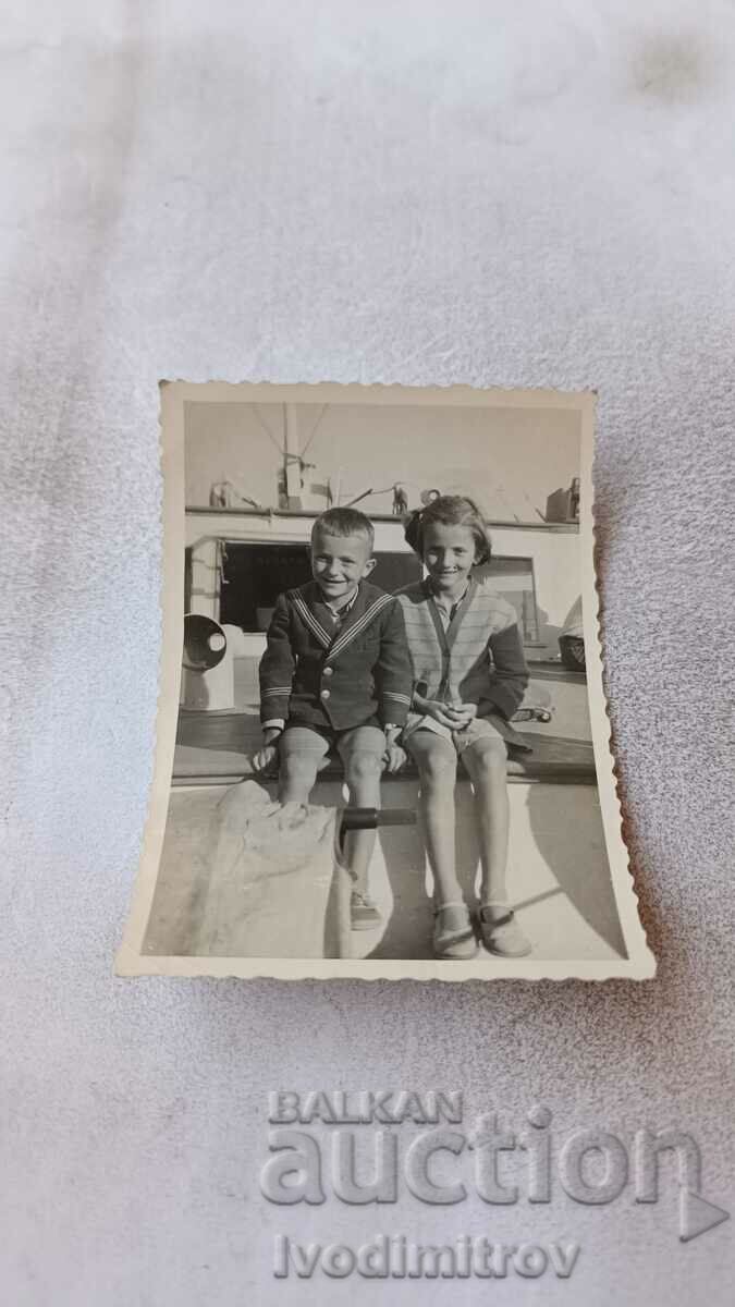 Φωτογραφία Αγόρι και κορίτσι σε μια βάρκα
