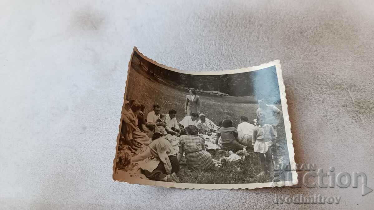 Photo Men women and children on a picnic