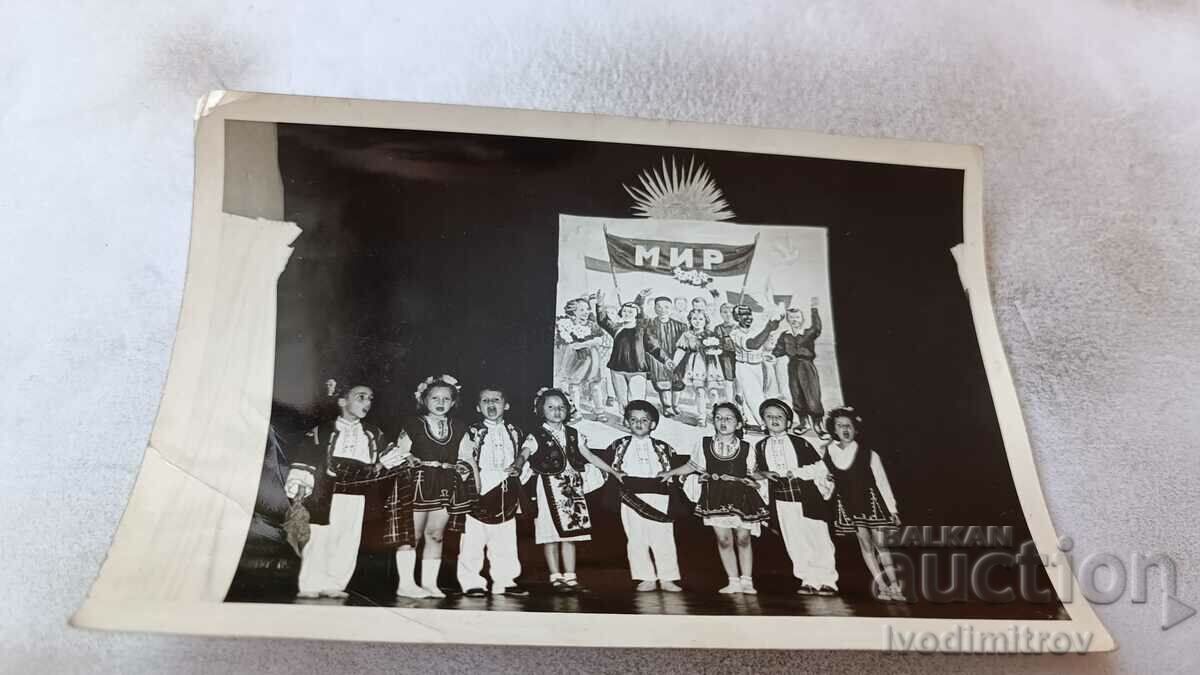 Снимка Момчета и момичета с народни носии на сцена