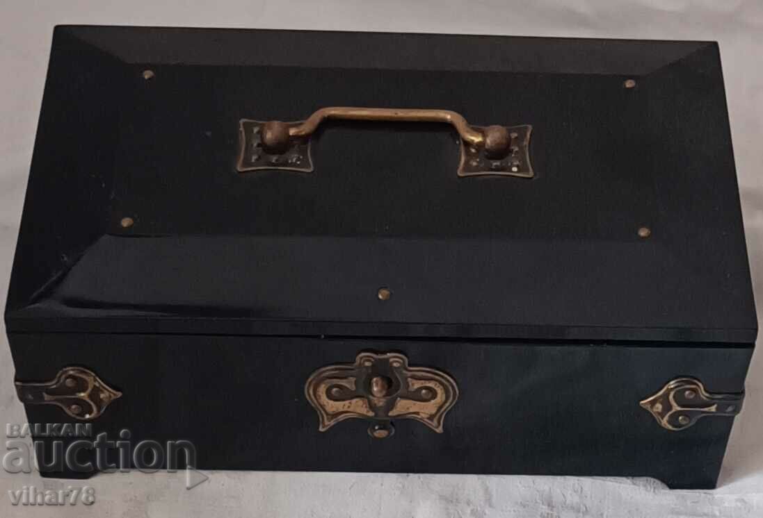 Παλιό μουσικό κουτί για κοσμήματα
