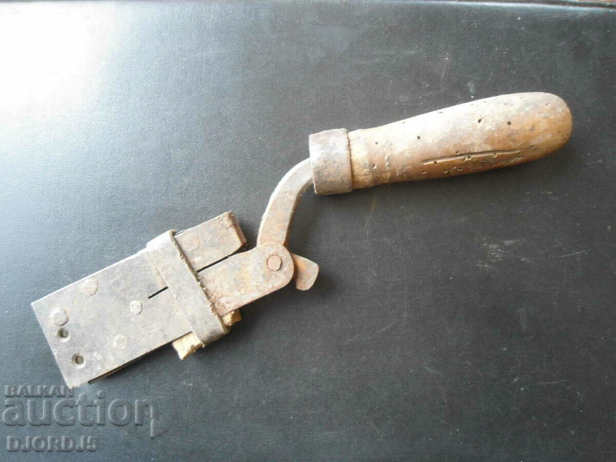 Ένα παλιό όργανο με τιμή 7.00 BGN | € 3.58 Ένα παλιό όργανο με τιμή 7.00 BGN | € 3.58