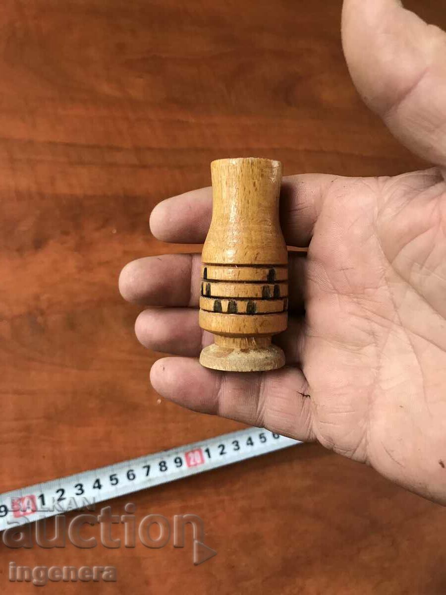 Auction CUP STAND WOOD CARVING FOR CHICKS RETRO Auction CUP STAND WOOD CARVING FOR CHICKS RETRO