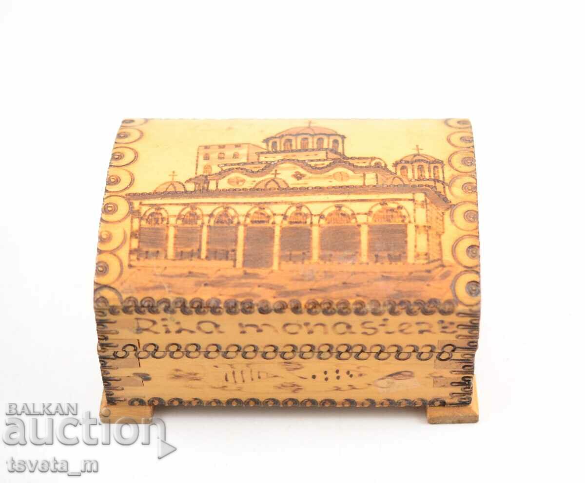 Дървена кутия, ръчна изработка пирографирана Рилски манастир