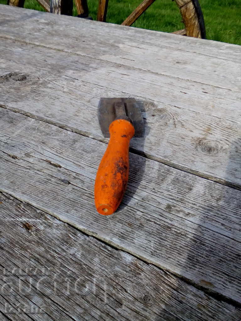 Old beekeeping tool with price 10.00 BGN | € 5.11 Old beekeeping tool with price 10.00 BGN | € 5.11