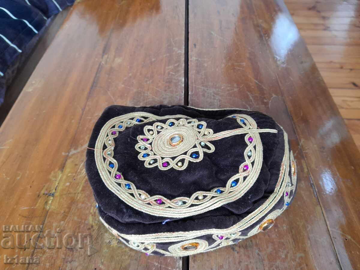 Pălărie etnică veche cu preț 45.00 BGN | € 23.01